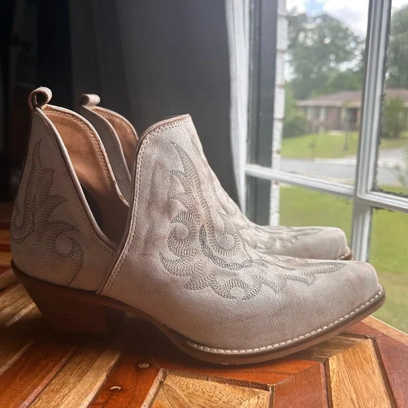Myra Bag White Ankle Boots - Picture 5 of 10